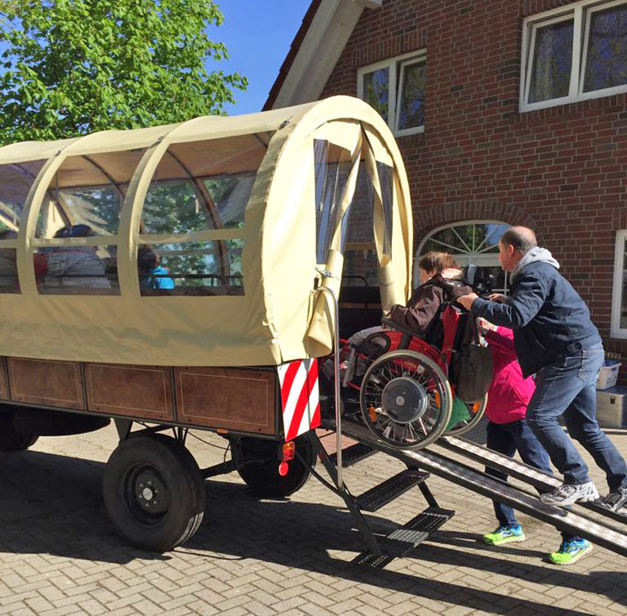 Planwagen-Rollstuhlfahrer